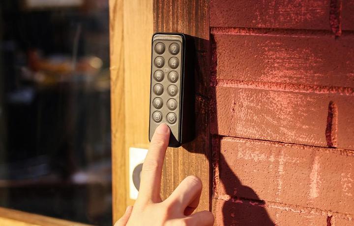 Actual product image SwitchBot Keypad Touch (Key card, Mechanical numeric code)