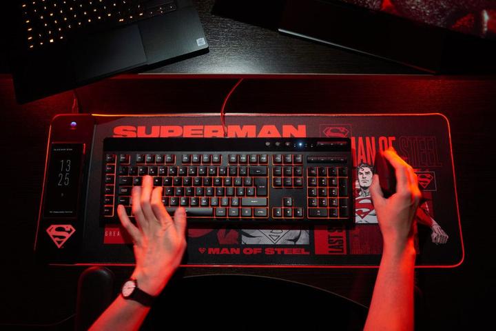 Produktbild Numskull Superman - Oversize Gaming Mat and Mobile Charger /Movies and TV-show (XXL)