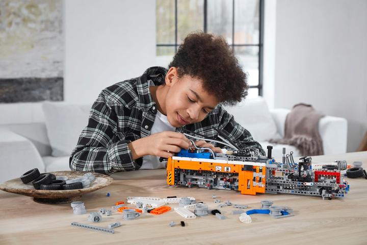 Actual product image LEGO Technic 42128 Heavy tow truck (42128, LEGO Technic)