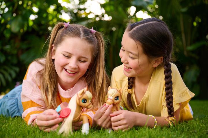 Actual product image Zuru Magic pony in the stable