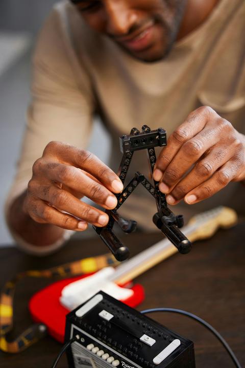 Image du produit LEGO Fender Stratocaster (21329, LEGO Ideas, LEGO difficiles à trouver)