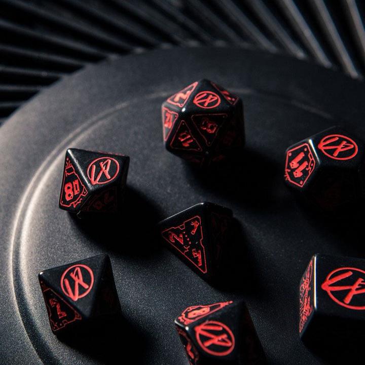 Produktbild Q Workshop SCPU06 - Cyberpunk Red Würfelset - Blut über Chrom (7 Teile)