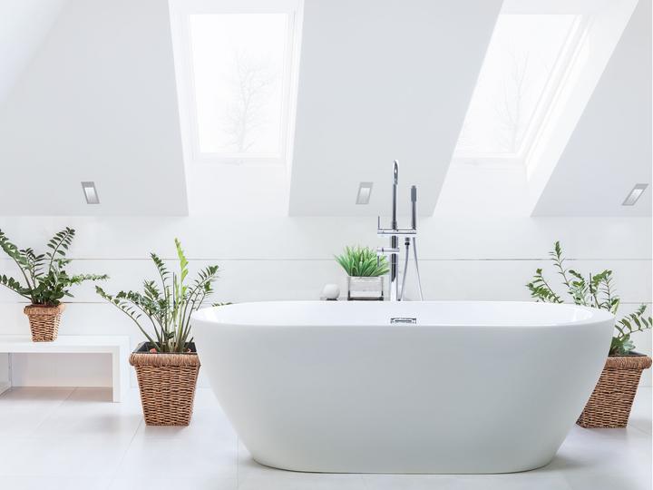 Actual product image Beliani Bath tub free-standing white oval 150 x 75 cm NEVIS (160 l, 150 cm, 75 cm)