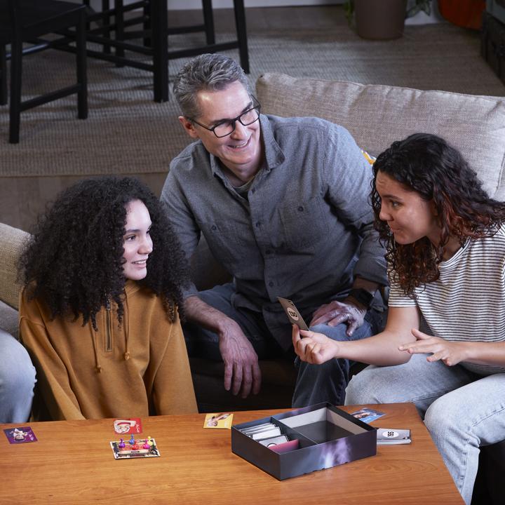 Image du produit Hasbro Gaming Cluedo Verrat in der Villa, un jeu d'énigme et de mystère, jeu de société familial coopératif à (Italien)