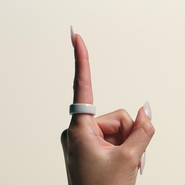 Image du produit Oura Ring 4 Ceramic (4, Cloud)