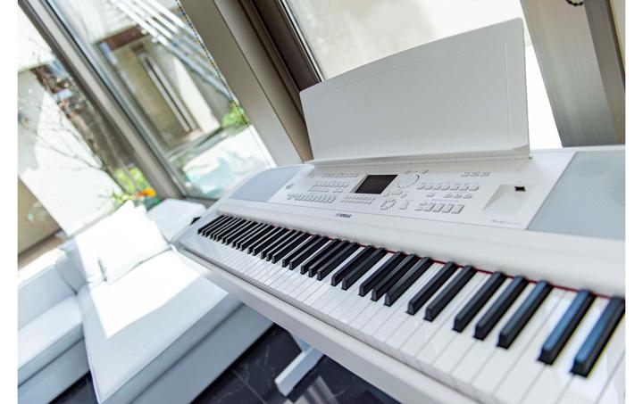 Immagine prodotto Yamaha DGX-670WH tastiera / pianoforte digitale con (88 Chiavi)
