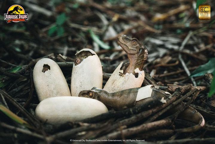 Produktbild ECC Jurassic Park “Hatching T-Rex” Statue