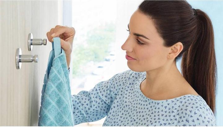 Actual product image tesa SMOOZ towel hook incl. adhesive solution without drilling