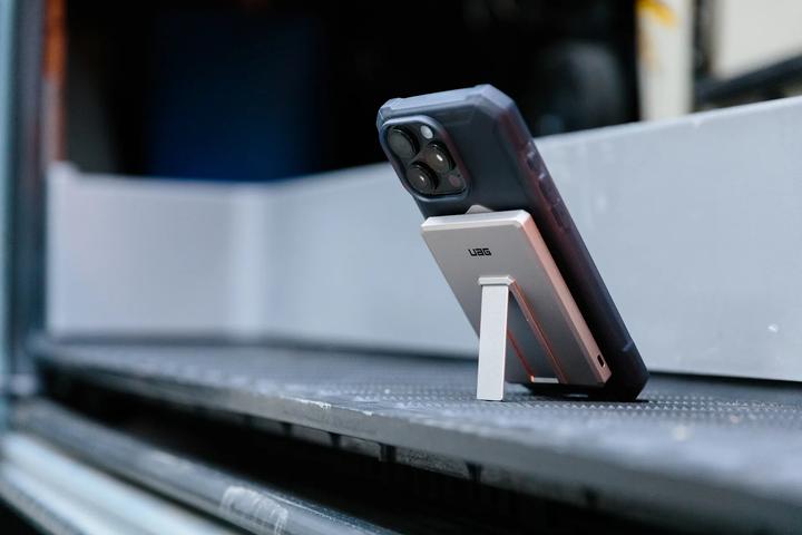 Actual product image UAG Powerbank Ultra Slim 5000 mAh Grey (5000 mAh, 20 W, 18.50 Wh)