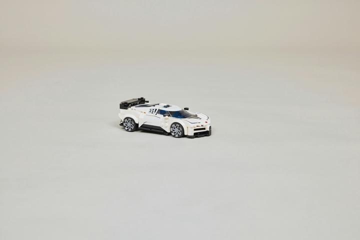Actual product image LEGO Bugatti Centodieci Hypersportwagen (77240, LEGO Speed Champions)