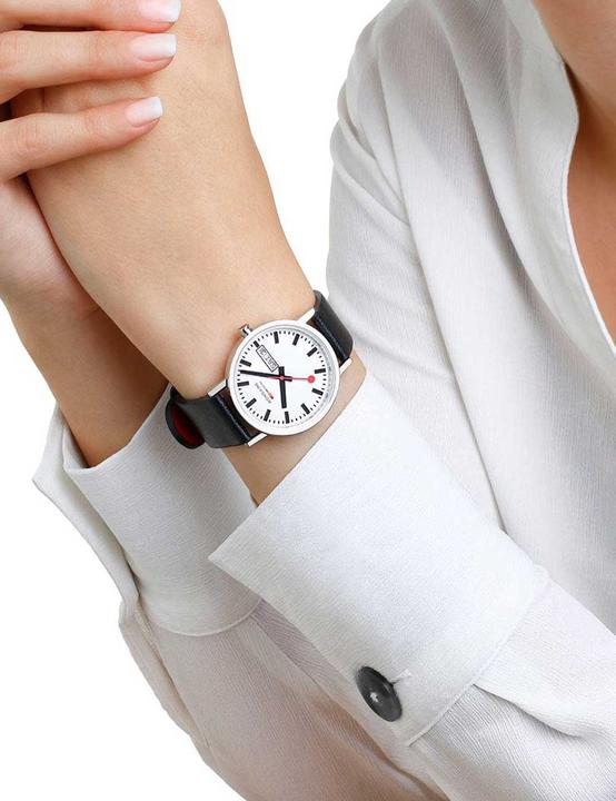 Immagine prodotto Mondaine Classic - Vegan poliert Wochentag / Datum (Orologio da polso analogico, Fatto in Svizzera, 36 mm)
