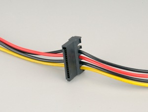 Produktbild Akasa Stromadapter 4-Pol Molex an 2x SATA - 30cm