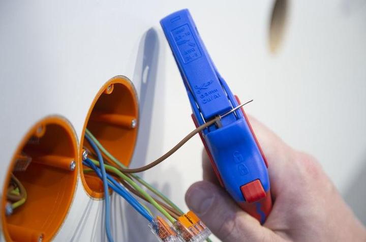 Produktbild MGA WEICON TOOLS Abisolierzange No. 5 Pro | Automatische Abisolierzange für alle gängigen flexiblen und (160 mm)