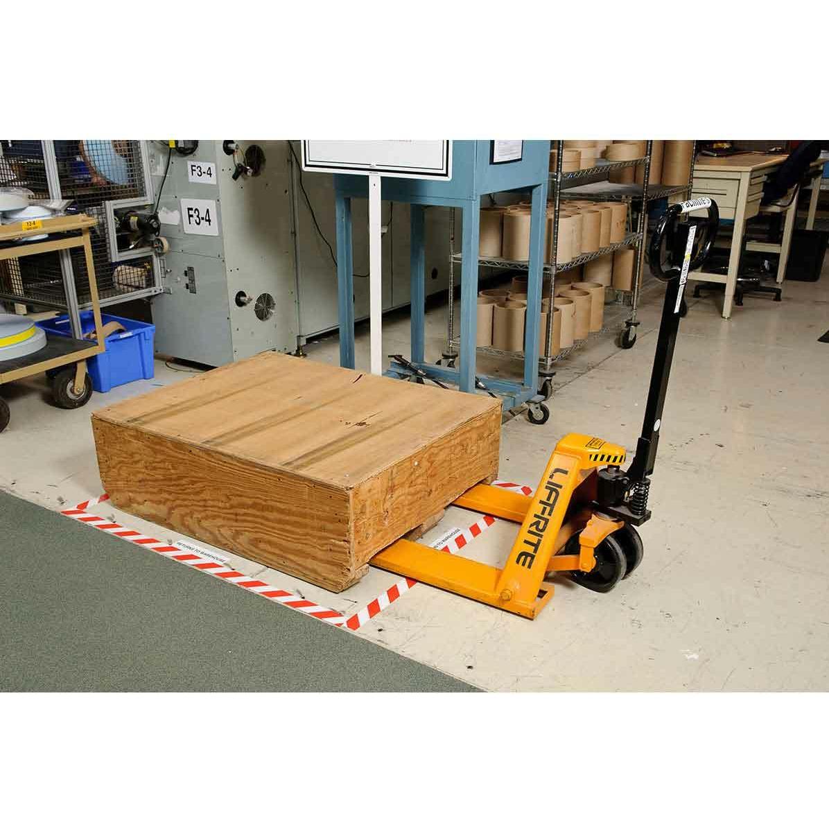 Thumbnail - Brady, Klebeband, B-514, ToughStripe, Bodenmarkierbänder, Polyester, rot/weiss, 50,8mm x 30m (104318) (50.80 mm)