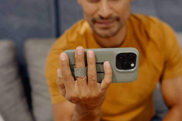 Productafbeelding Peak Design Mobiel Everyday Stoffen Hoesje voor iPhone 15 Pro Sage V2 (Nieuw) (In de sale) (Apple iPhone 15 Pro)