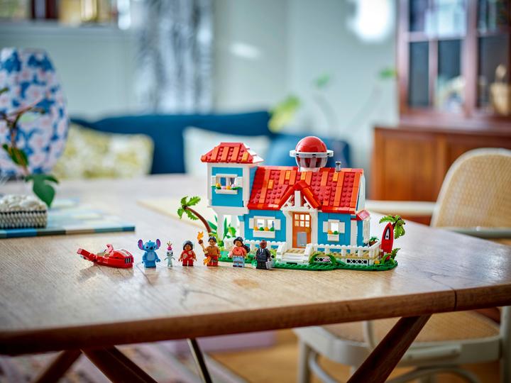 Actual product image LEGO The beach house from Lilo and Stitch (43268, LEGO Disney)