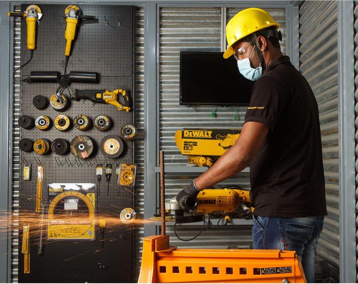 Actual product image DeWalt DWE496QS 230mm angle grinder (230 mm)