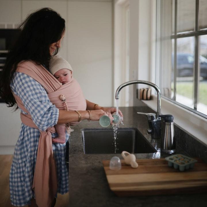 Image du produit Mushie Écharpe de portage pour bébé - Blush (5.40 m)