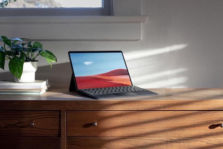 Produktbild Microsoft Surface Pro X (4G, 13", 256 GB, Mattschwarz)