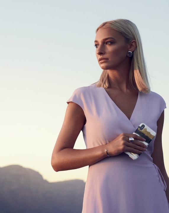 Produktbild iDeal Of Sweden Gleaming Licorice (Apple iPhone 11)