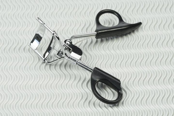 Immagine prodotto Piegaciglia in metallo con impugnatura in plastica nera