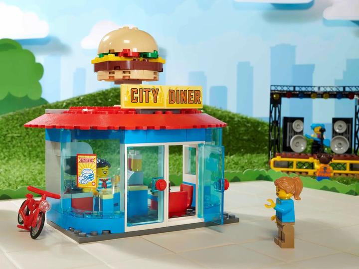 Actual product image LEGO City square (60271, LEGO City)