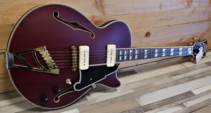 D'angelico Guitars Deluxe SS Stairstep Trans Wine semi-akoestische gitaar met koffer (Halbakustik Gitarre, Griffbrett: Palisander, Decke: Mahagoni (laminiert), Hals: Ahorn, Zargen: Mahagoni (laminiert), Rückseite: Mahagoni (laminiert))