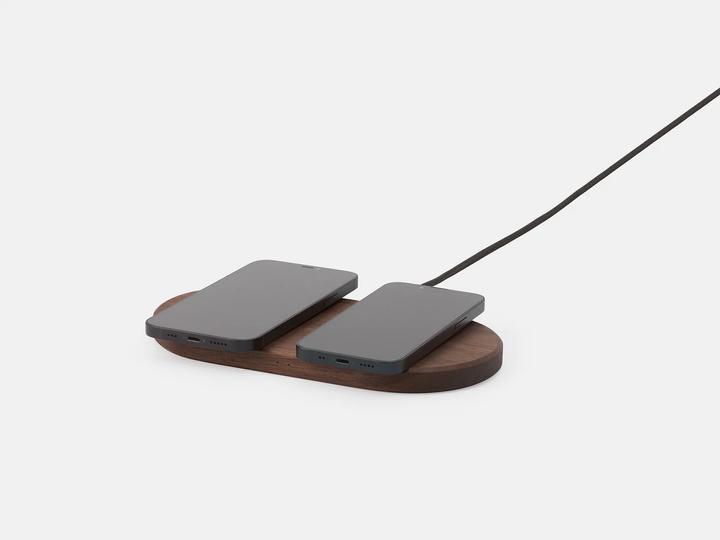 Actual product image Oakywood Dual Slim Charging Pad - double wireless charger - made of wood - color Walnut / US/CA (Adapter type