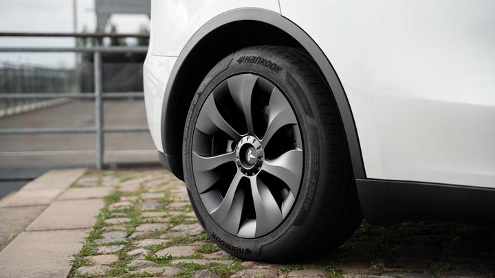 Produktbild Made4EV Turbo Radkappen im Turbinen Design für das Tesla Model Y (19")