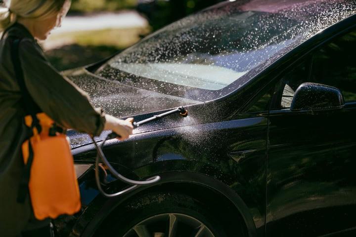 Productafbeelding Fiskars Drukspuit, Voor plantenbehandelingen op waterbasis, Verstelbaar spuitpatroon, Veiligheid (5 l)