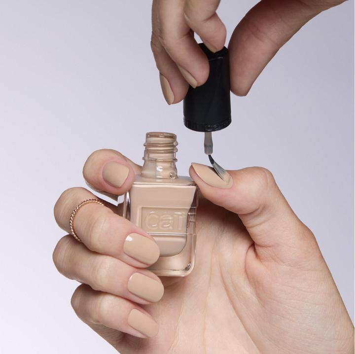 Produktbild Catrice Gel Affair Nail Lacquer No. 010 Nude Long-Lasting (010 Lost My Camel In The Desert, Gel-Effekt Nagellack)
