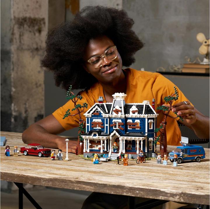 Actual product image LEGO Stranger Things: The Creel House (11370, LEGO Icons)