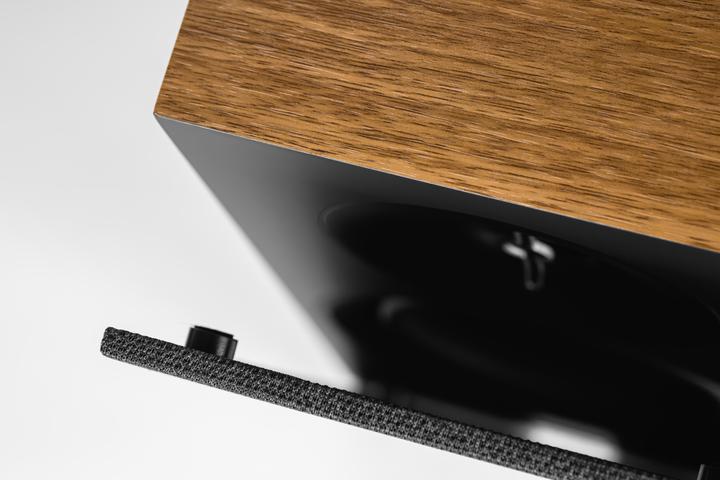 Actual product image ELAC Debut 3.0 B5.3 bookshelf speaker pair, walnut (1 pair)