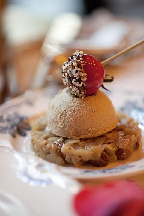 Actual product image Le grand bordel (German, Gerd George, Judith Stoletzky, Stephan Hippe, 2013)