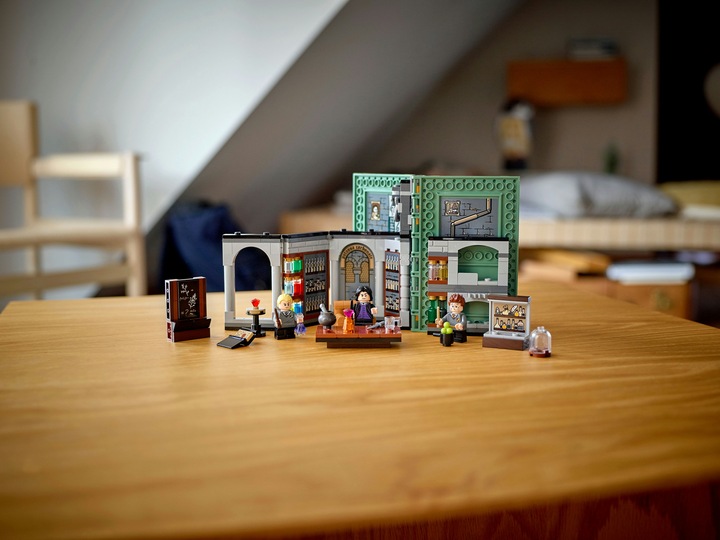 Actual product image LEGO Hogwarts Moment: Potions Class (76383, LEGO Harry Potter, LEGO Rare Sets)