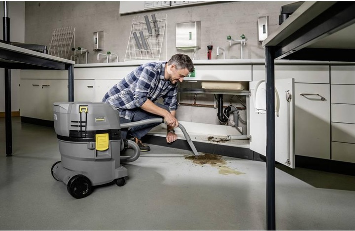 Actual product image Kärcher Professional Rechargeable wet and dry vacuum cleaner, 22/1 Ap Bp L, battery powered. (Wet dry vacuum cleaner)