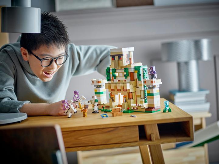 Actual product image LEGO 21250 The Iron Golem Fortress (21250, LEGO Minecraft)