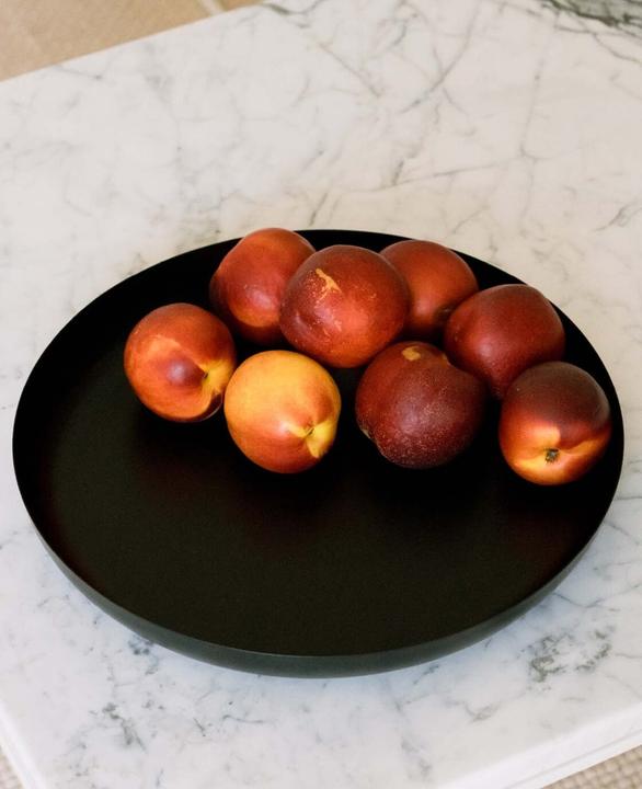 Produktbild Esmée Rundes Serviertablett / Dekotablett aus schwarzem Metall, Ø 30.5 cm