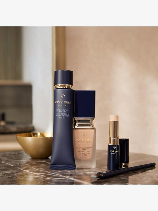 Actual product image Clé De Peau Radiant Fluid Foundation Matte WB40 (WB40 - Light Tan Rose)