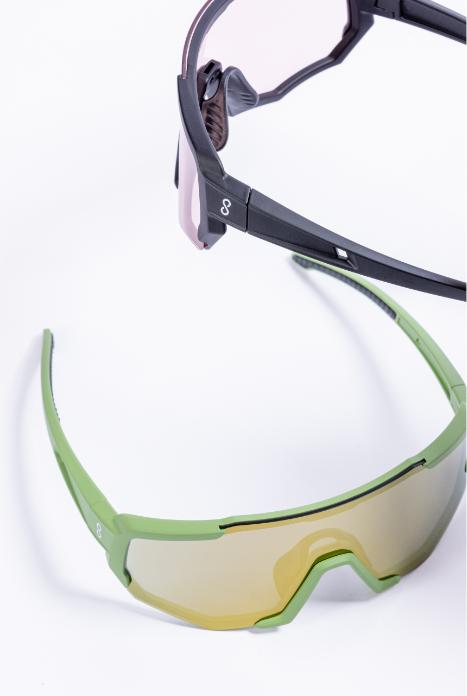 Immagine prodotto Coast Optics Occhiali sportivi Nita Verde muschio con sole oro e lenti trasparenti (Tappetino verde muschio, Sole d'oro, Lucidi)