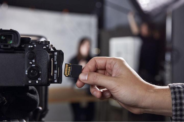 Actual product image Kingston CCanvas React Plus V60 (256 GB, SDXC, U3, UHS-II)