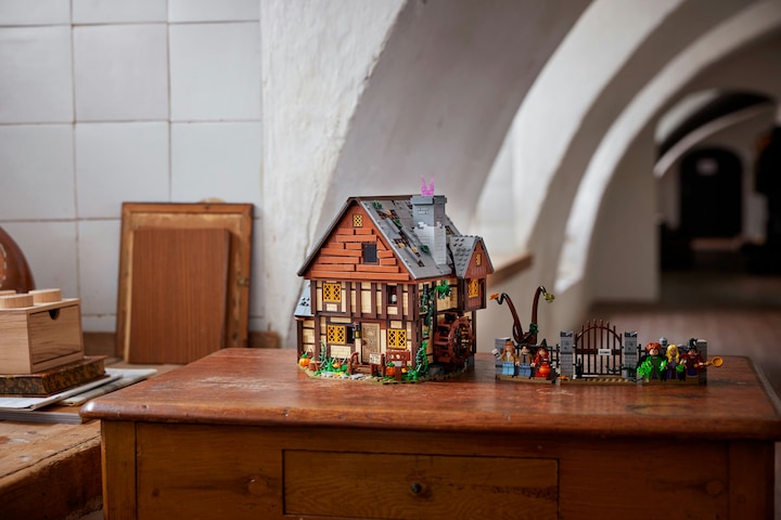 Productafbeelding LEGO Disney Hocus Pocus: De Sanderson Sisters' Cottage 21341 (21341, LEGO Ideeën, LEGO Zeldzame Sets)