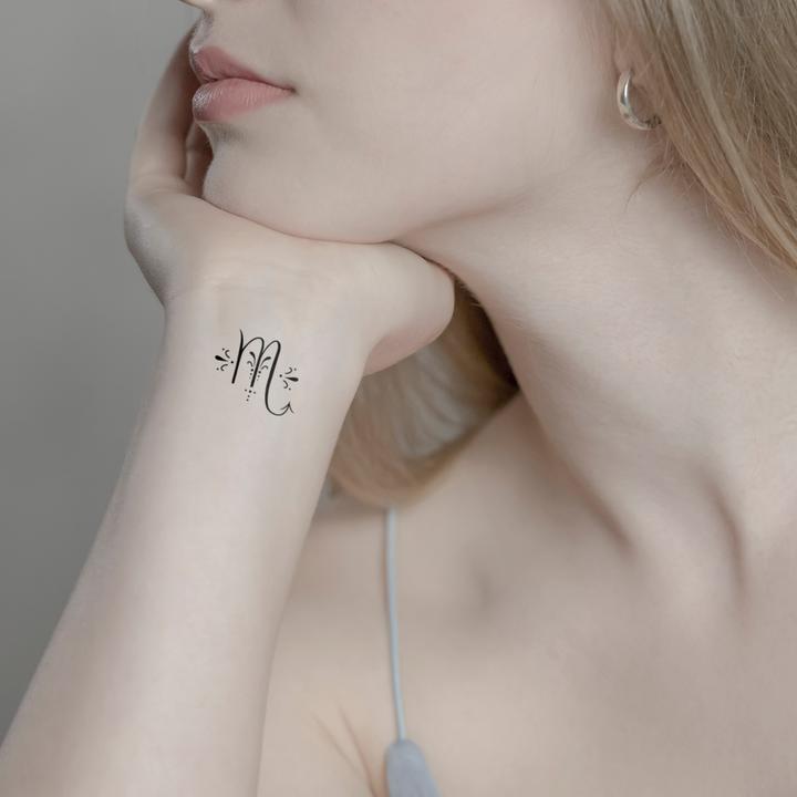 Actual product image minink Temporäres Tattoo: Sternzeichen Skorpion in kalligrafischer Schrift