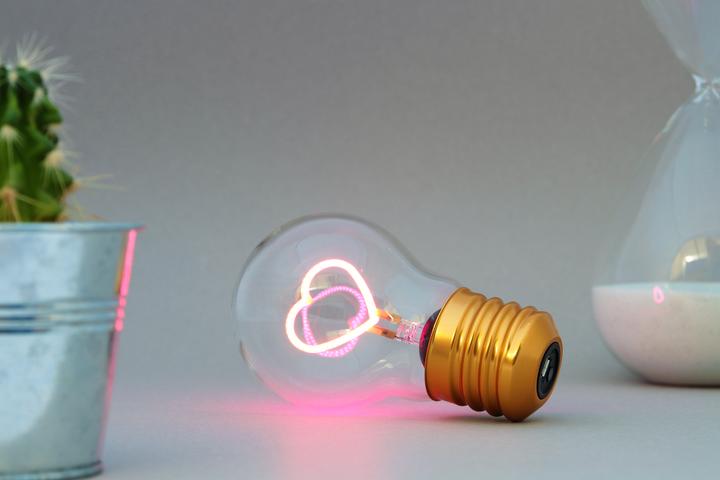 Actual product image Suck UK Light bulb heart