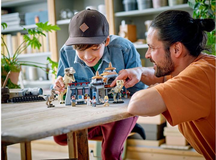 Image du produit LEGO Attaque du T. rex et du raptor sur le centre des visiteurs (76961, LEGO Jurassic World)