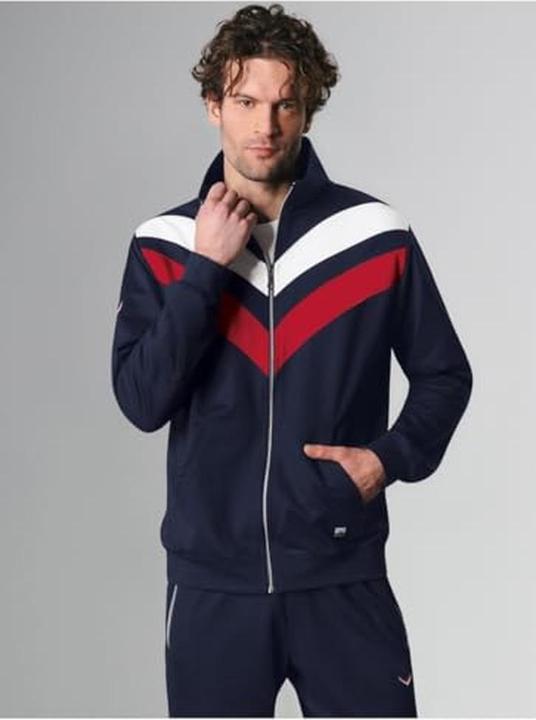 Produktbild Trigema Sweatjacke mit Logo, sportivem Design, Stehkragen und Kängurutaschen (M)