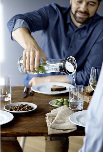 Productafbeelding WMF Waterkaraf 1l Glazen karaf Basic Kanteldeksel CloseUp Sluiting (1 l)