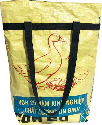 Actual product image Bekos Upcycling - Grosse Einkaufstasche aus recycelten Futtersäcke Ente