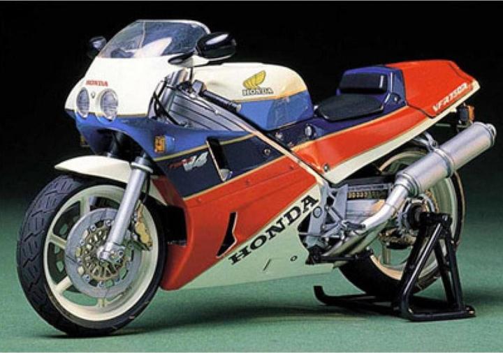 Tamiya 1:12 Honda VFR 750R 1987