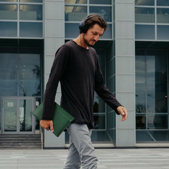 Actual product image Spigen Valentinus Sleeve Laptop 15-16 zielony/jeju green AFA06420 (16", Universal)